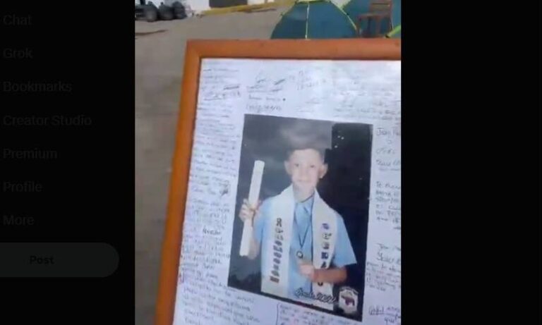 Padre homenajea a su hijo fallecido en La Guaira con cuadro firmado por rescatistas