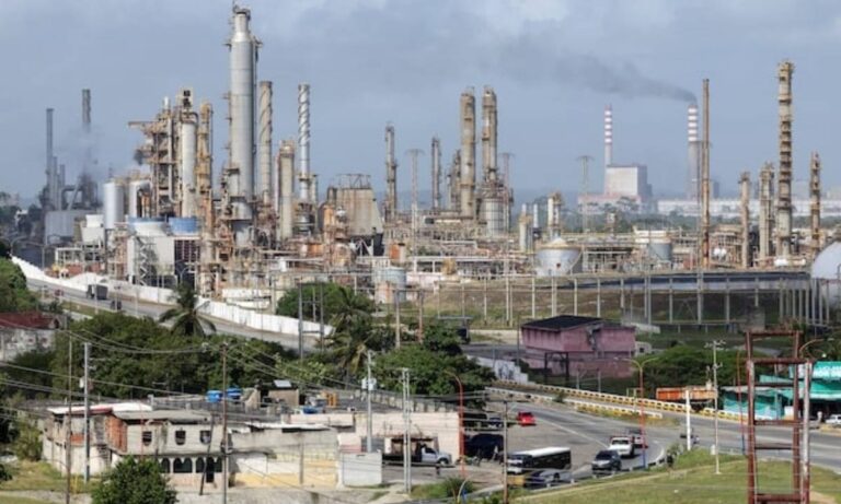 Reuters: Restaurar la capacidad de refinación requeriría al menos $20.000 millones