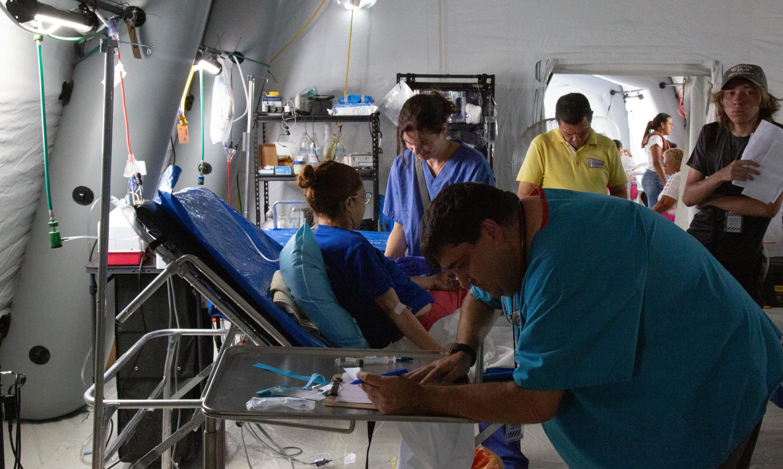 Brigadas internacionales buscan evitar una crisis sanitaria entre los damnificados