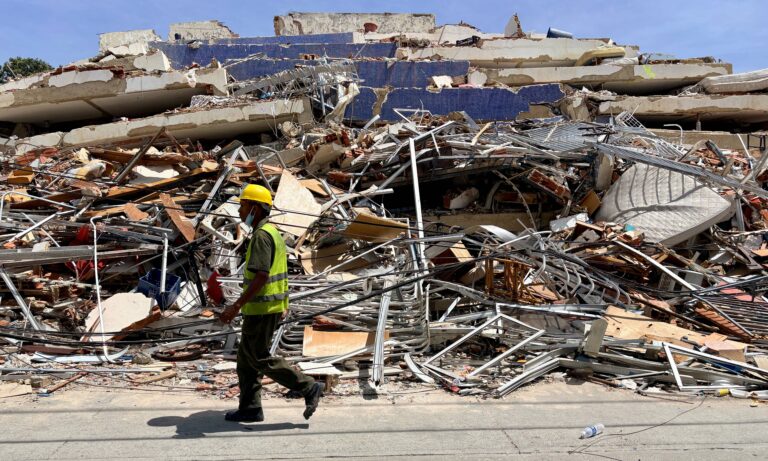 Contabilizan al menos 2.595 muertos y 12.400 heridos por el doble terremoto
