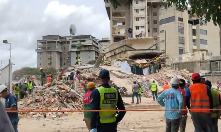 Rescatan con vida a 6 personas entre escombros del edificio Rita en Caracas