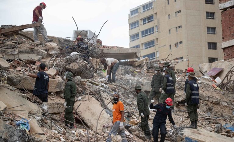 Se eleva a 3.899 la cifra oficial de muertos por el doble terremoto