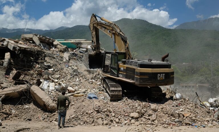 En La Guaira se centran en la búsqueda de cuerpos a dos semanas de los terremotos