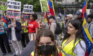 Venezolanos exigen justicia frente a manifestantes pro-Maduro en Nueva York