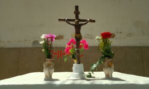 Vecinos de Tanaguarenas instalan un altar de fe en memoria de las víctimas de los terremotos