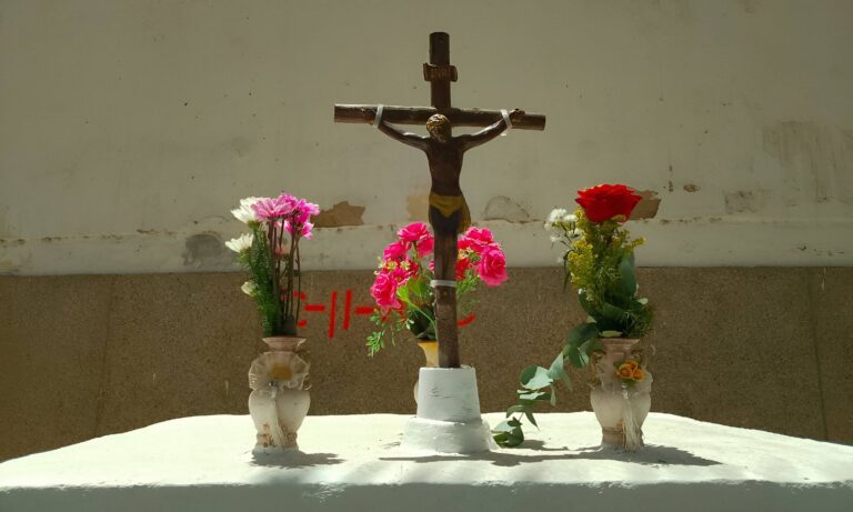 Vecinos de Tanaguarenas instalan un altar de fe en memoria de las víctimas de los terremotos
