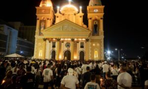 Con vigilia en la plazoleta de la Basílica oran a la Chinita por afectados de los terremotos