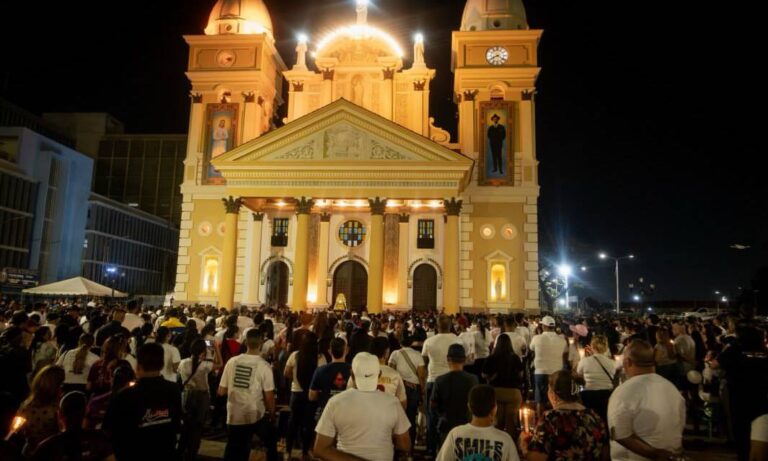 Con vigilia en la plazoleta de la Basílica oran a la Chinita por afectados de los terremotos