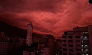 La dispersión de Rayleigh tiñe de rojo el cielo de Caracas en medio de los rescates