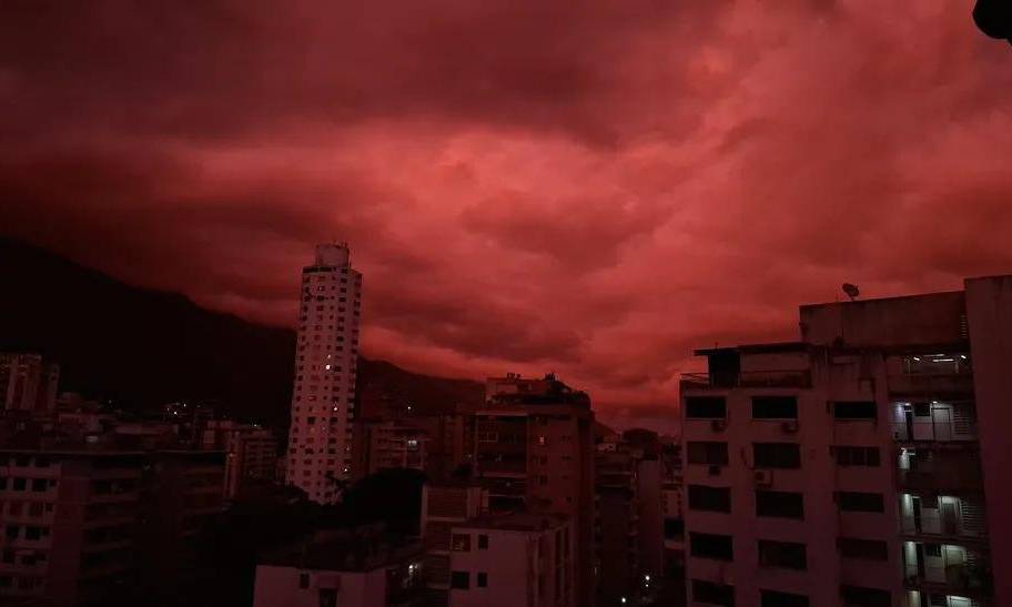 La dispersión de Rayleigh tiñe de rojo el cielo de Caracas en medio de los rescates