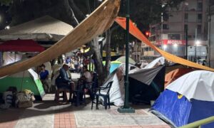 Parques y plazas de Caracas se convierten en refugios improvisados tras terremotos