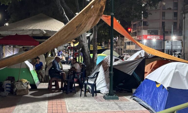 Parques y plazas de Caracas se convierten en refugios improvisados tras terremotos