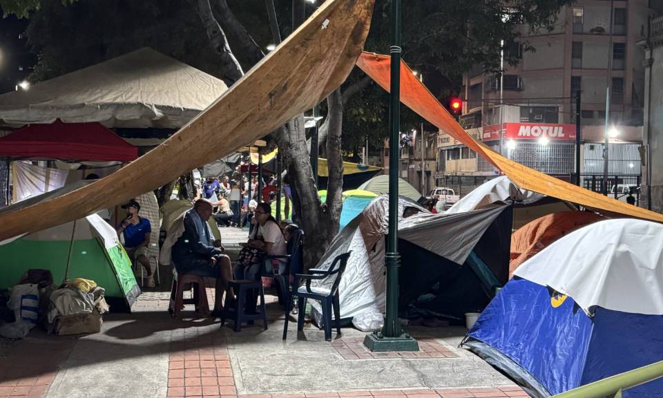 Parques y plazas de Caracas se convierten en refugios improvisados tras terremotos