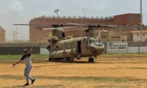 Llega a Tucacas helicóptero de EE. UU. con ayuda humanitaria para damnificados