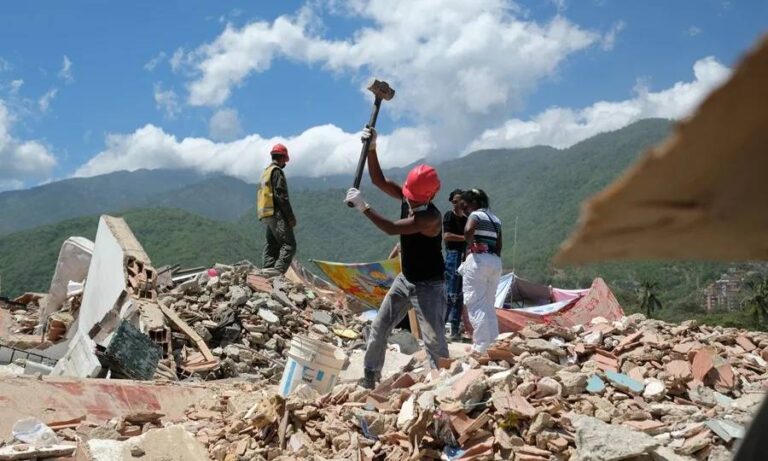 Aumenta a 4.561 la cifra oficial de fallecidos por el doble terremoto