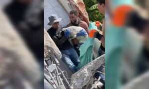 ¡Milagro en Caraballeda! Rescatan a perrito tras tener casi 3 semanas bajo los escombros