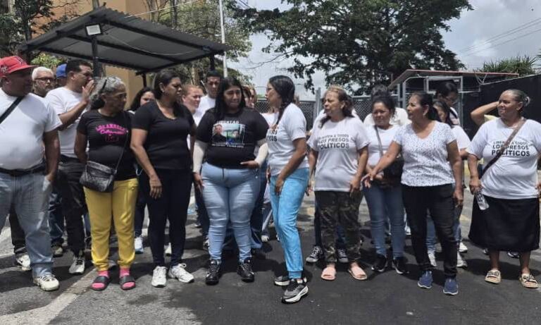 Familiares de presos políticos denuncian golpizas y desaparecidos en el Rodeo I