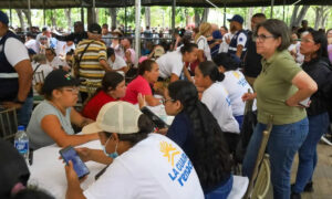 Damnificados de La Guaira esperan hasta 12 horas para censarse por una vivienda