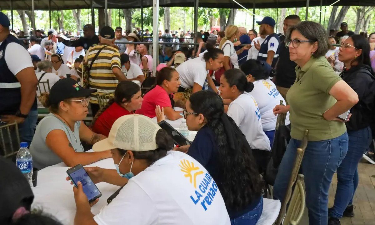 Damnificados de La Guaira esperan hasta 12 horas para censarse por una vivienda