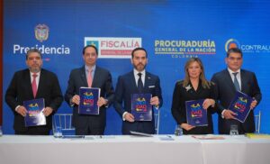 De la Espriella presenta libro con 82 casos de presunta corrupción en el gobierno de Petro