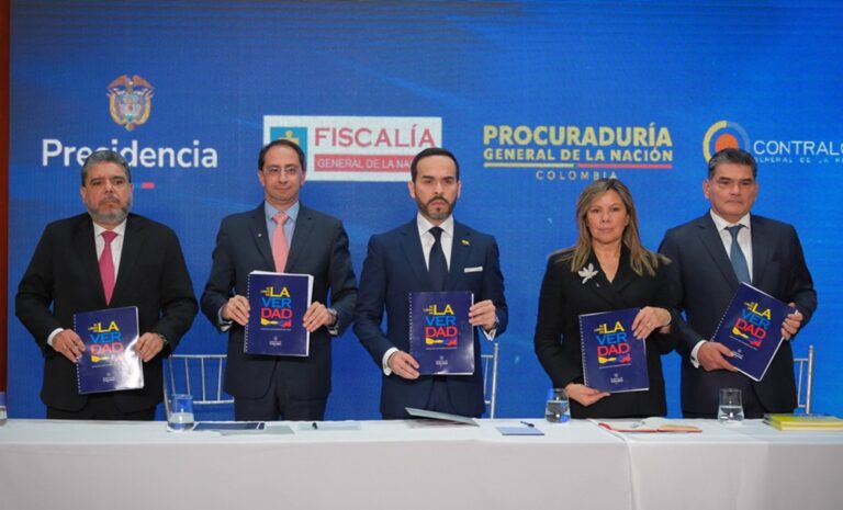 De la Espriella presenta libro con 82 casos de presunta corrupción en el gobierno de Petro