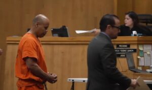 Juez se niega a exigir la extradición de un agente de ICE acusado de disparar a venezolano