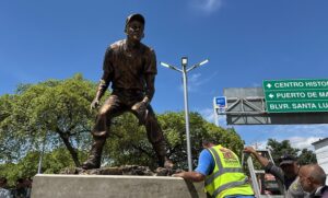 Nelson Aparicio asiste a develar la estatua de Luis Aparicio en Santa Lucía