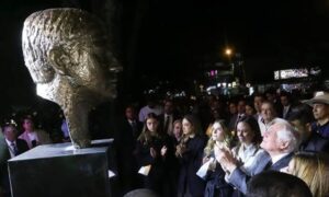 Develan busto Uribe Turbay en parque donde fue tiroteado a un año de su muerte