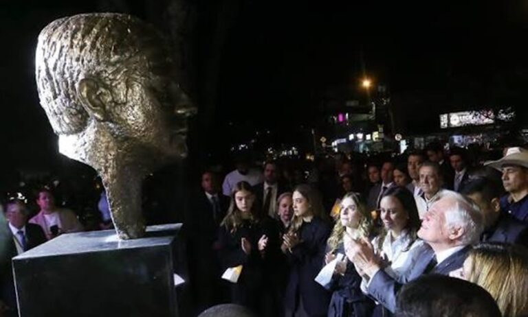Develan busto Uribe Turbay en parque donde fue tiroteado a un año de su muerte