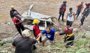 Hallan camioneta arrastrada por el río Aragua: siguen desaparecidos sus 2 ocupantes