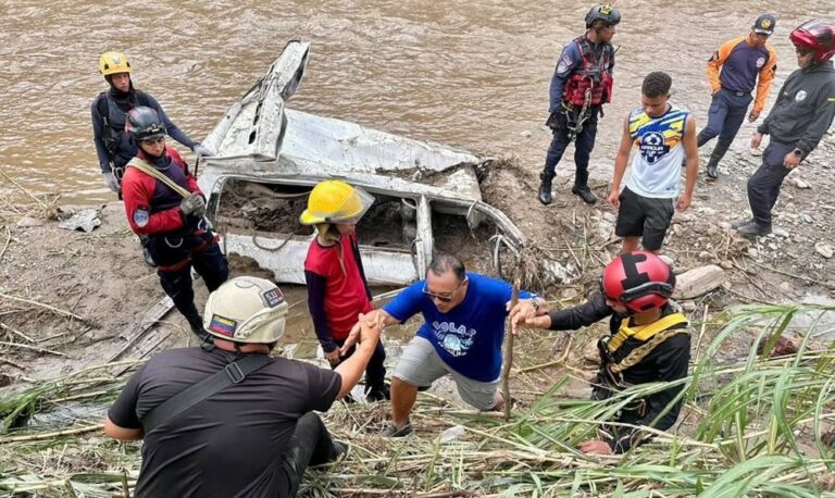 Hallan camioneta arrastrada por el río Aragua: siguen desaparecidos sus 2 ocupantes