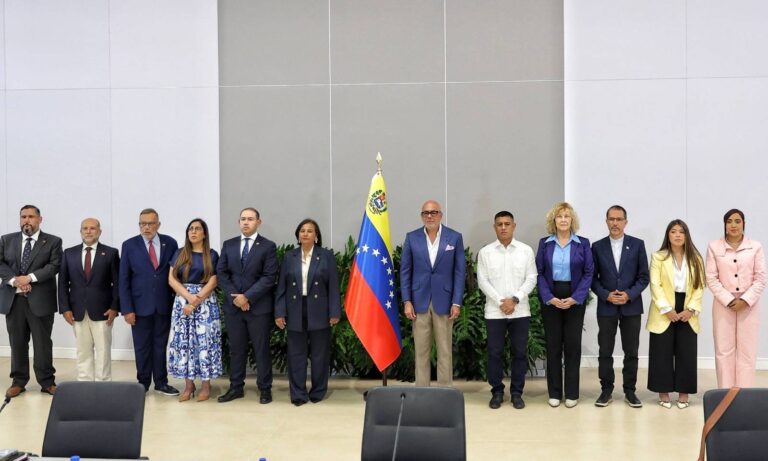 Chavismo y oposición instalan la mesa de diálogo para abordar la transición