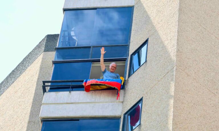 Ciudadanos marchan hasta la vivienda de Perkins Rocha para exigir su libertad plena