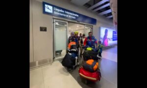 Entre aplausos reciben a rescatistas venezolanos provenientes de Colombia
