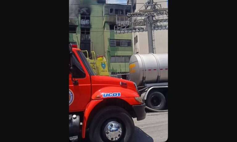 Controlan incendio en zona industrial de Palo Verde sin reporte de heridos