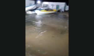 Crecida del Lago de Maracaibo tras fuerte chubasco inunda el puerto de Barranquitas