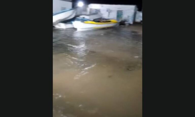 Crecida del Lago de Maracaibo tras fuerte chubasco inunda el puerto de Barranquitas