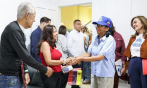 Delcy Rodríguez entrega 102 viviendas rehabilitadas en San Bernandino tras los terremotos