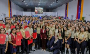 Otorgan becas a los 439 bachilleres con mejores promedios del país