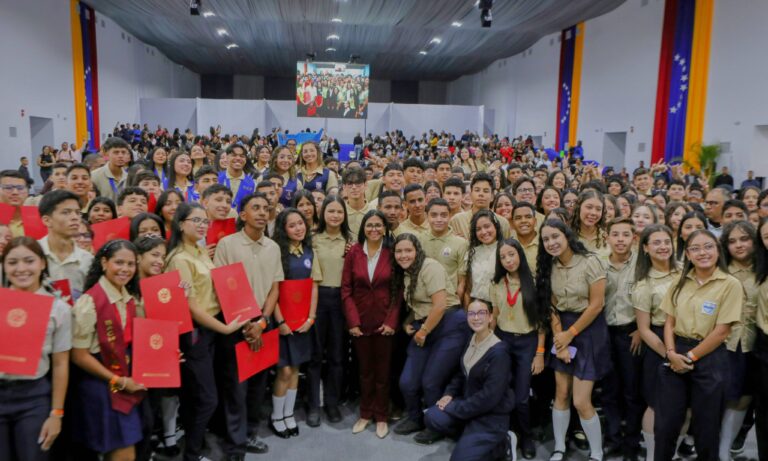 Otorgan becas a los 439 bachilleres con mejores promedios del país
