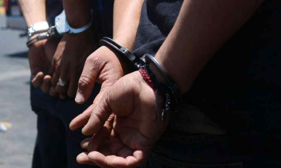 Detienen en la COL a 2 hombres por traslado de material bélico para la banda “El Adriancito”