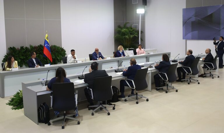 Chavismo y oposición conversan por segundo día tras iniciar el diálogo