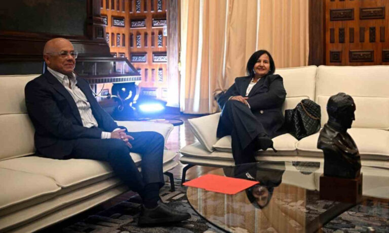 Chavismo y oposición acuerdan reunirse en Caracas la próxima semana