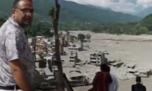 Director salva a 900 alumnos minutos antes de que la inundación arrasara con escuela en Nepal