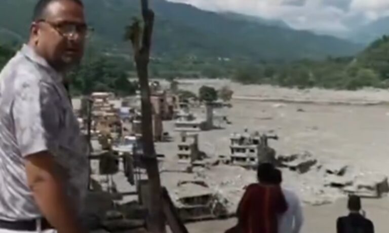 Director salva a 900 alumnos minutos antes de que la inundación arrasara con escuela en Nepal
