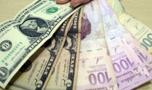 El bolívar cae un 5,8 % frente al dólar en el mercado oficial en agosto