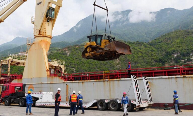 EE. UU. entrega 20 máquinas pesadas para remover escombros tras terremotos