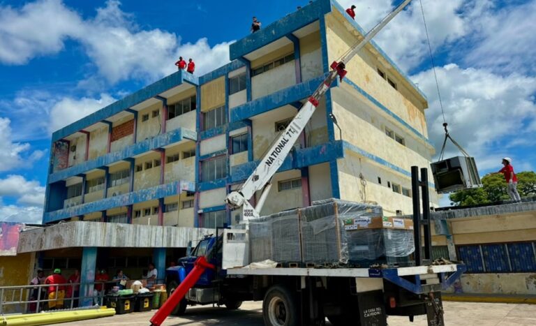 Gobernador entrega 75 toneladas de aire acondicionado para áreas esenciales del Hospital de Rosario de Perijá