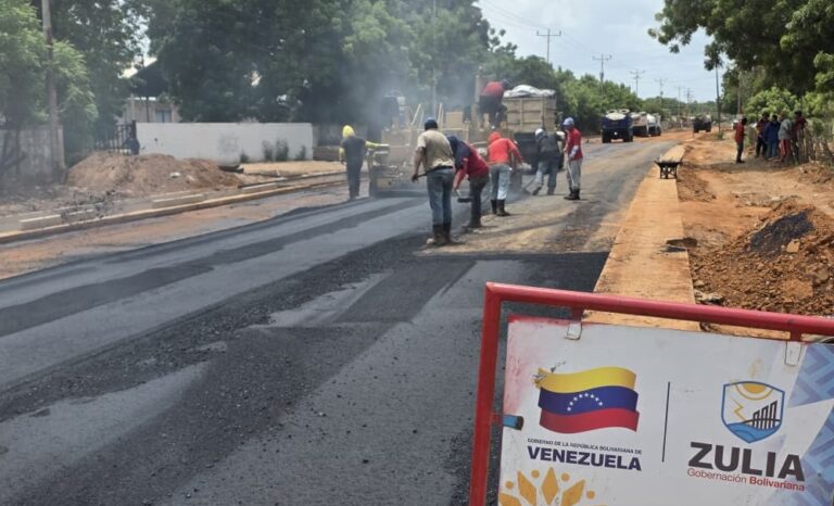 Avanzan trabajos de asfaltado y drenaje en la vía Curva de Molina-La Concepción