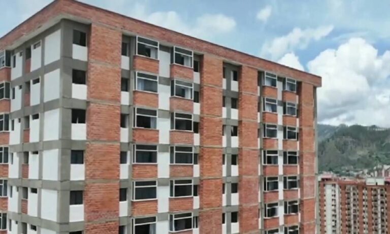 Gobierno interino entrega 87 viviendas a familias afectadas por terremotos